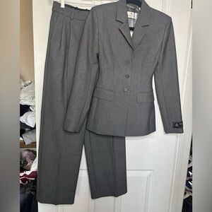 NWT BABATON ARITZIA Gray Women's Two-Piece Blazer & Trouser Suit size 00